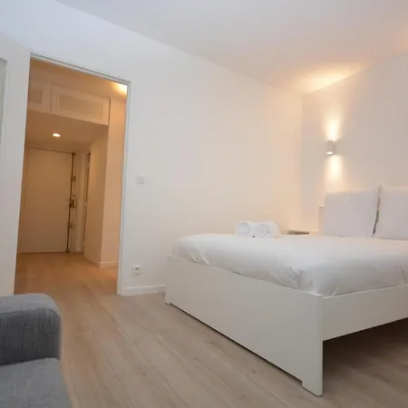 Arc De Triomphe מלון דירות 4*